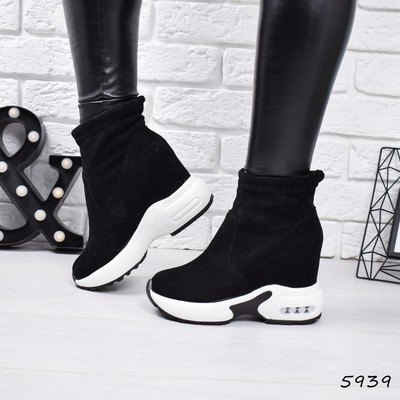 Черные ботинки на белой подошве